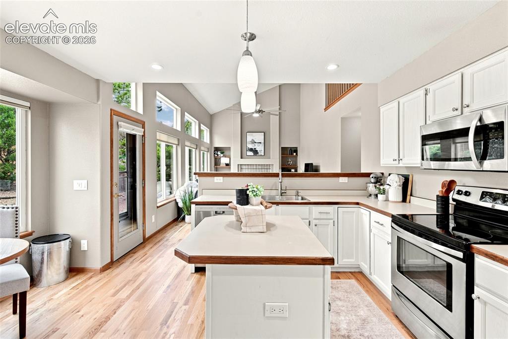Image 13 of 27: Kitchen
