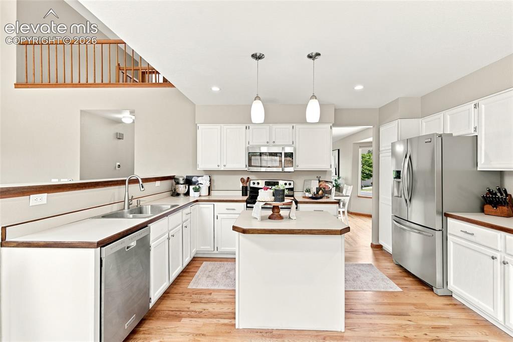 Image 7 of 27: Beautiful Kitchen