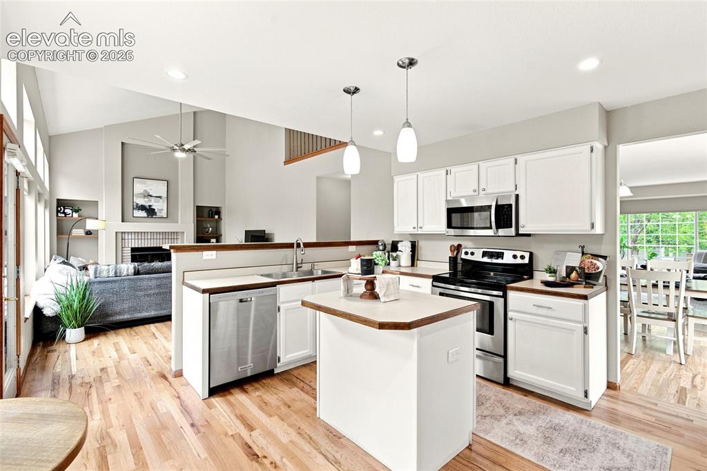 Image 9 of 27: Kitchen