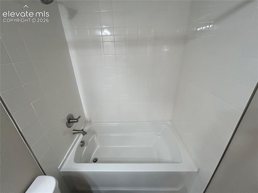 Image 32 of 38: Oversized soaking tub/shower