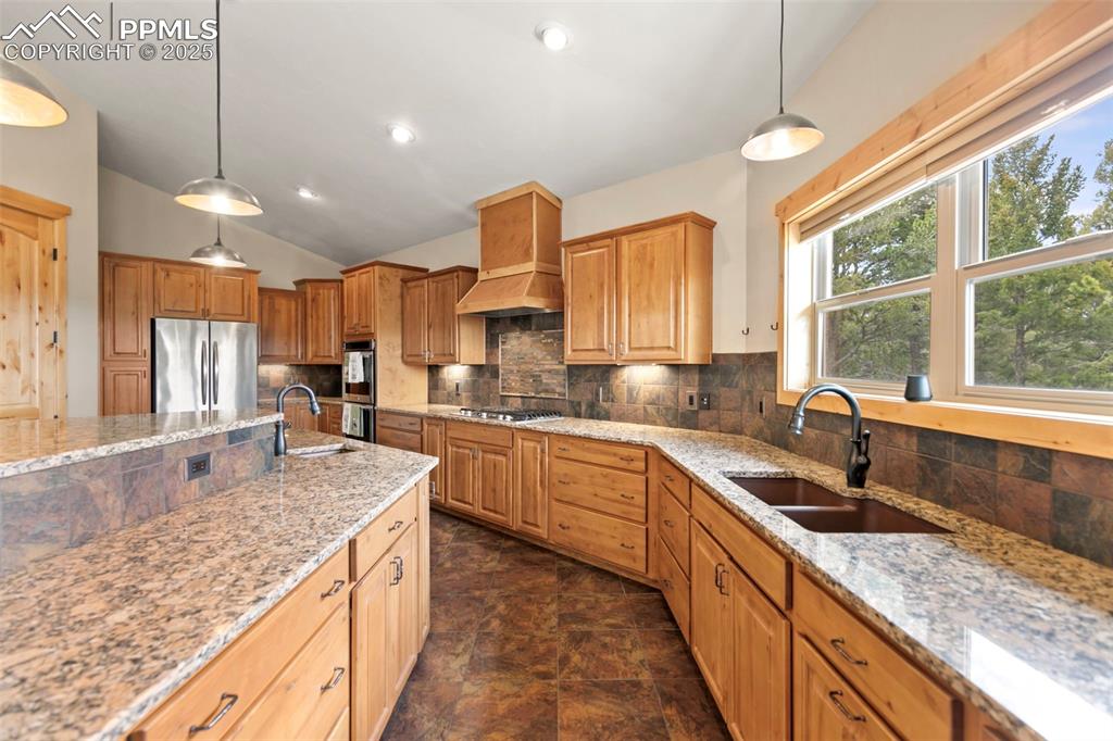Image 16 of 47: Kitchen