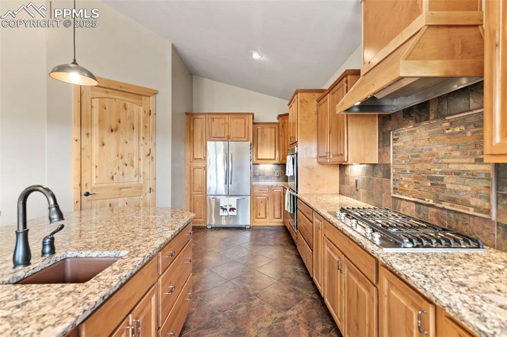 Image 17 of 47: Kitchen