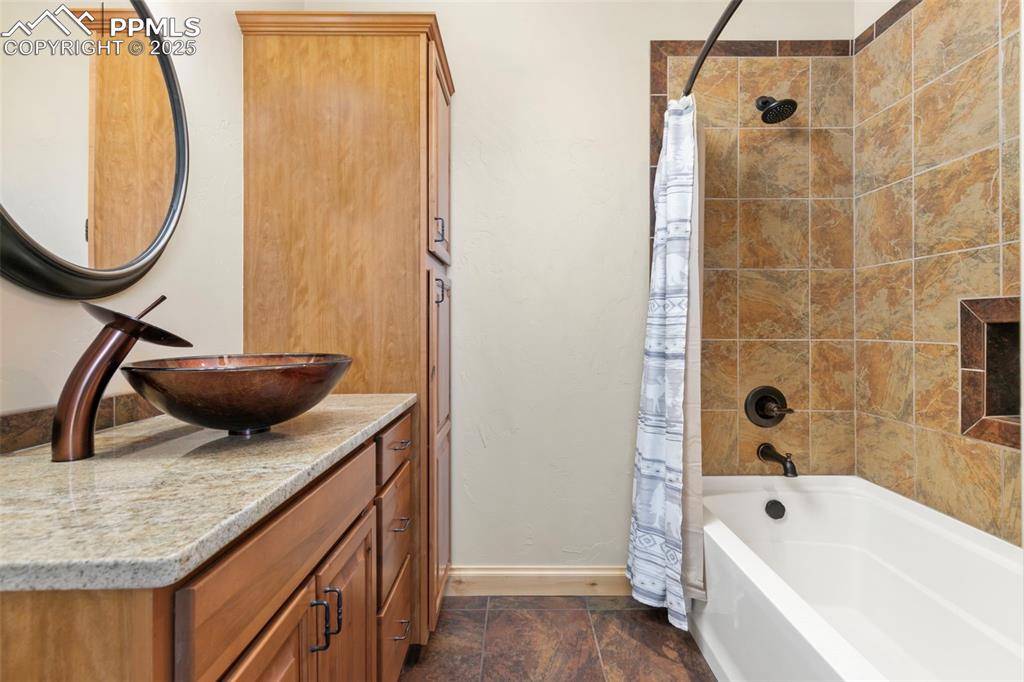 Image 42 of 47: Bathroom