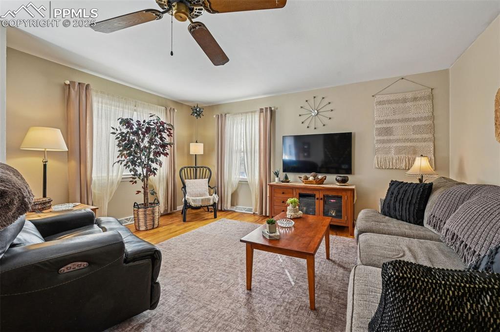 Image 11 of 27: Living Room