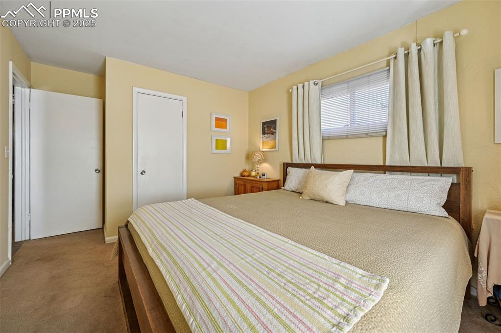 Image 14 of 27: Bedroom