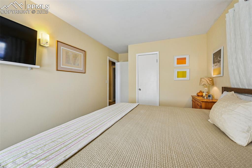 Image 15 of 27: Bedroom