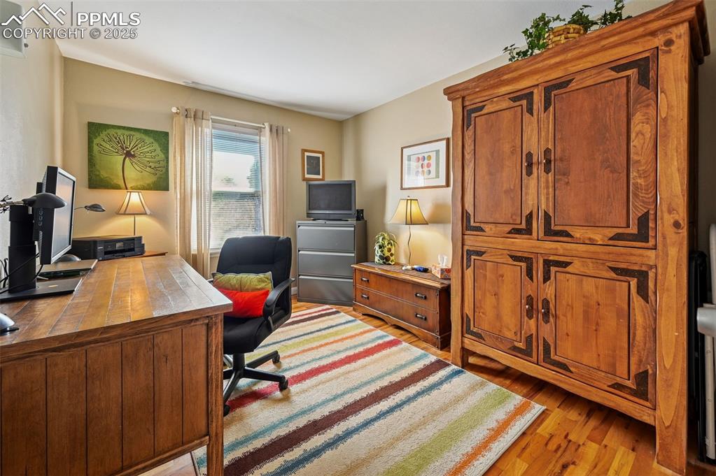 Image 16 of 27: Office