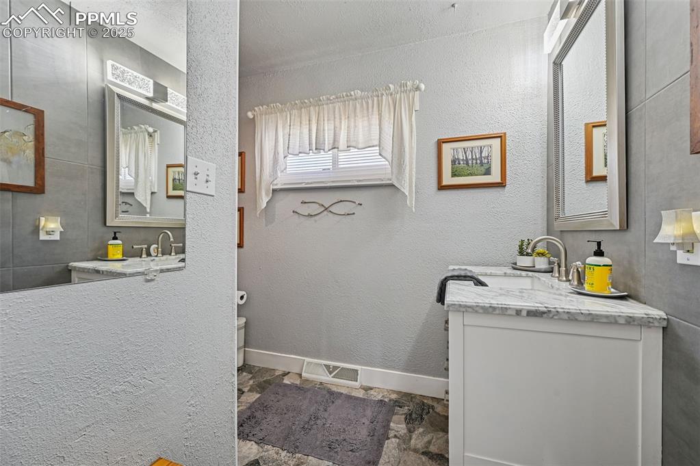 Image 19 of 27: Bathroom