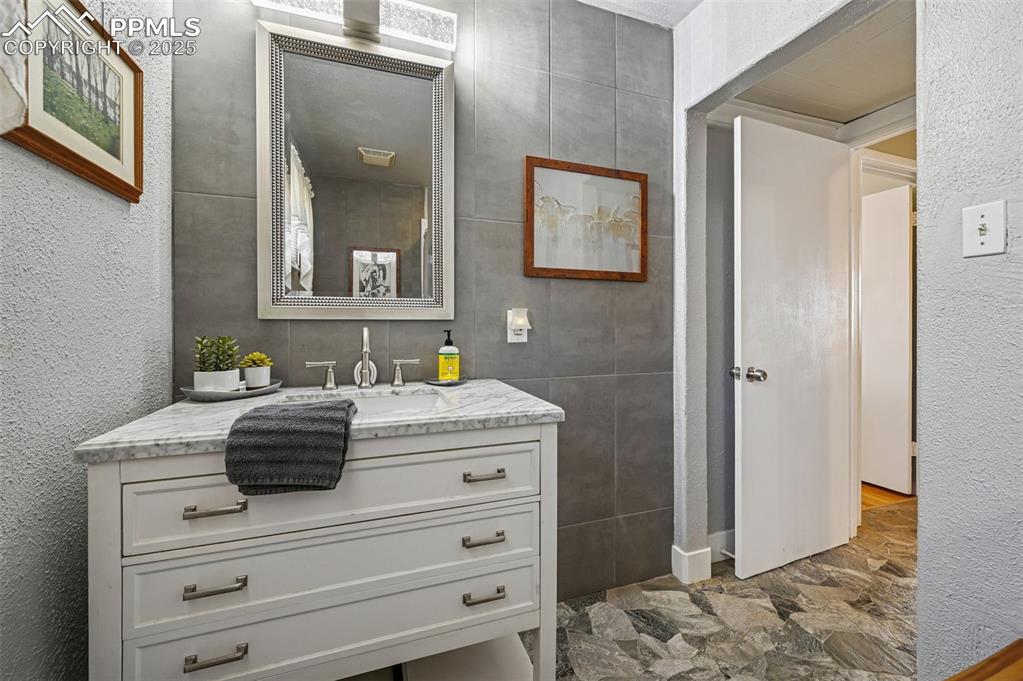 Image 20 of 27: Bathroom