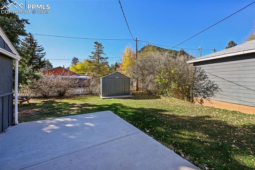 Image 26 of 27: Yard