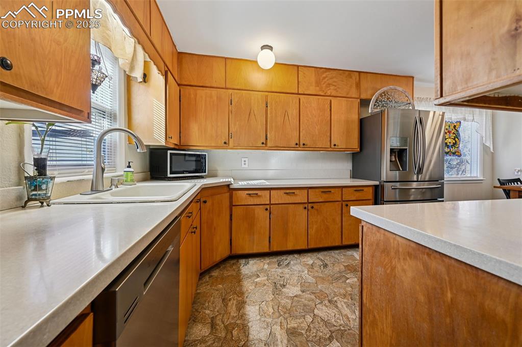 Image 3 of 27: Kitchen