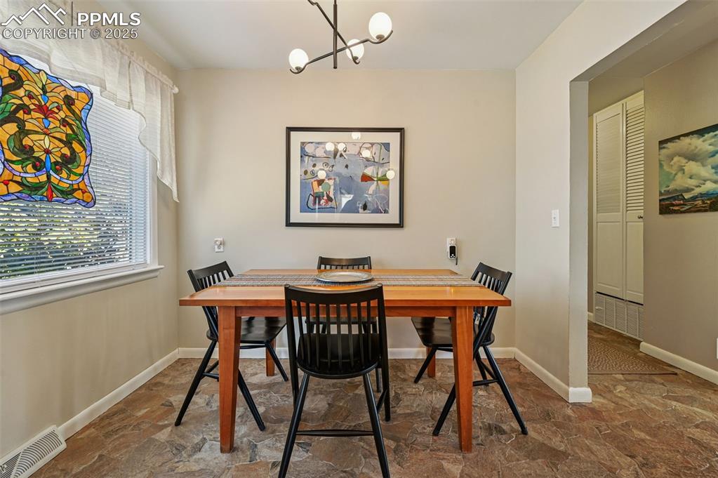 Image 6 of 27: Dining Area