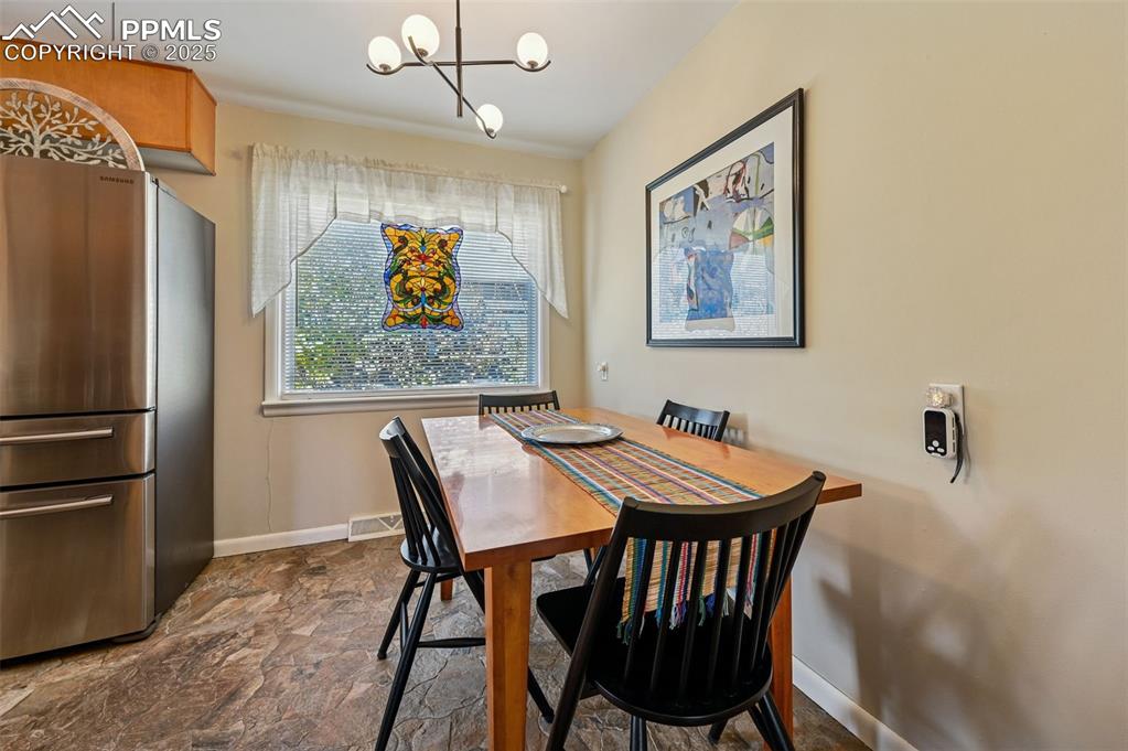 Image 7 of 27: Dining Area