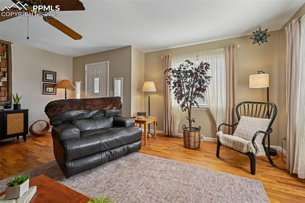 Image 8 of 27: Living Room