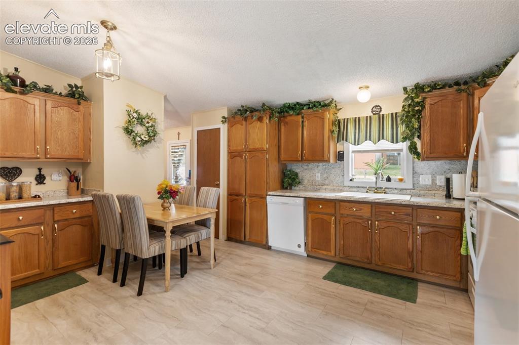 Image 10 of 27: Kitchen