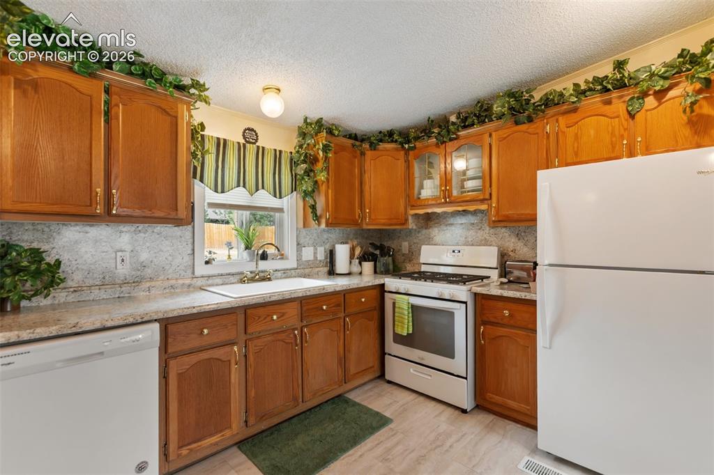 Image 11 of 27: Kitchen