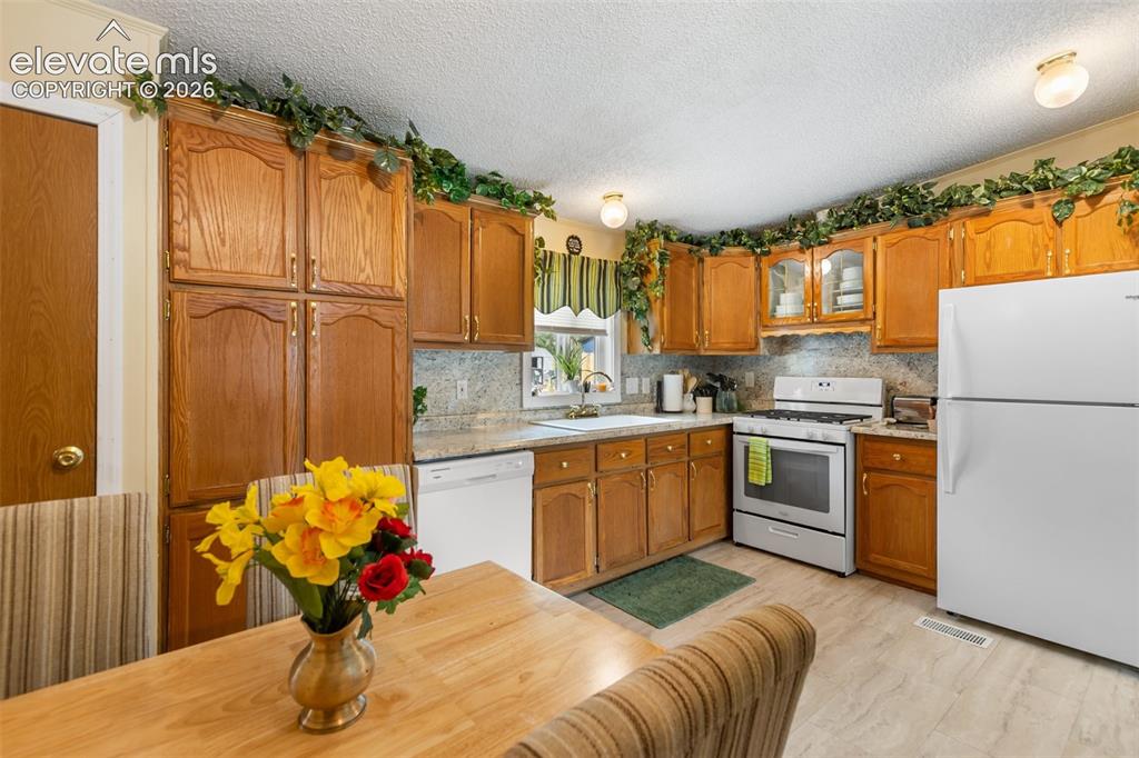 Image 13 of 27: Kitchen