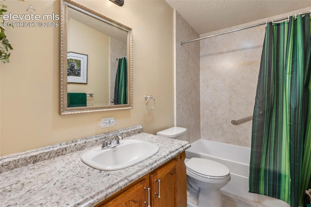 Image 15 of 27: Bathroom