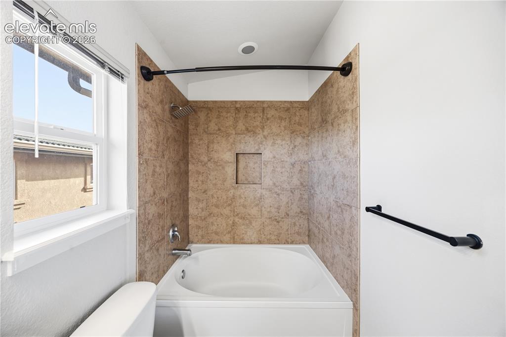 Image 15 of 36: Bathroom
