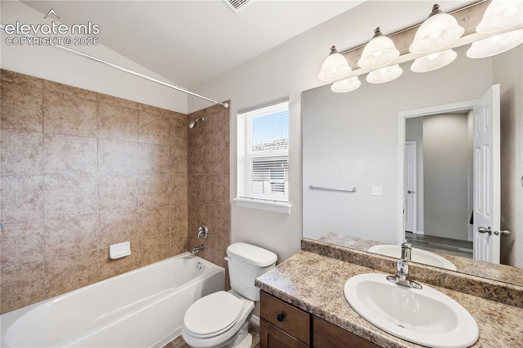 Image 16 of 36: Bathroom