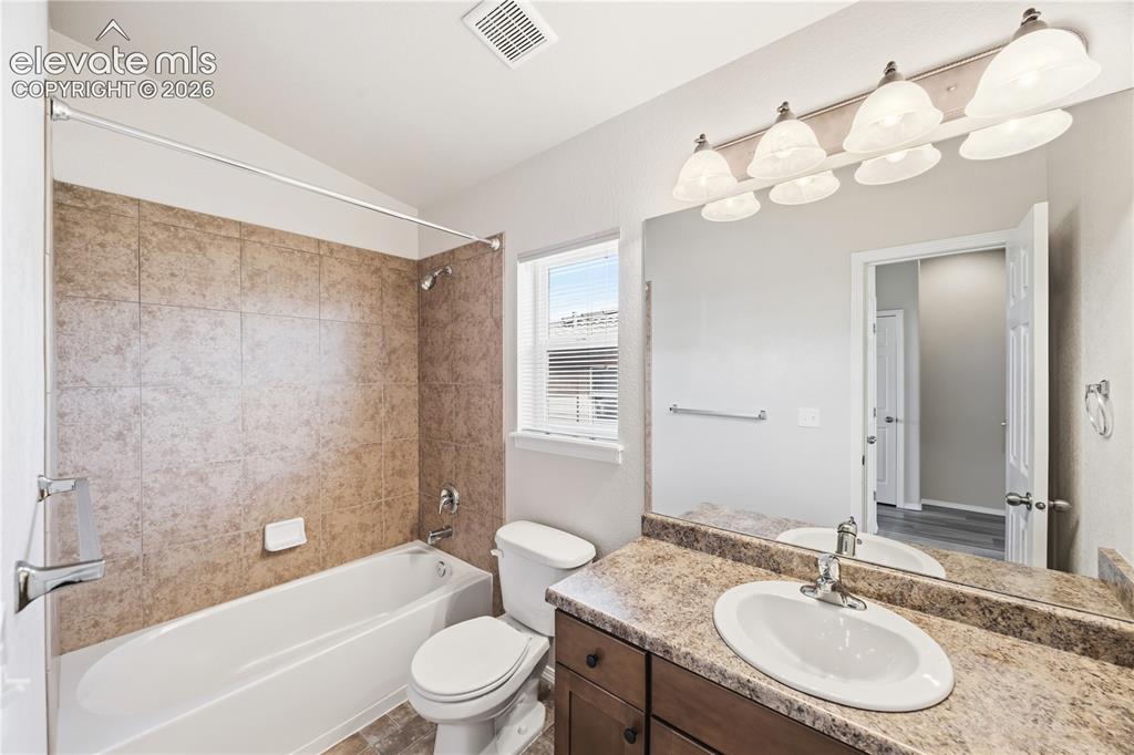 Image 17 of 36: Bathroom