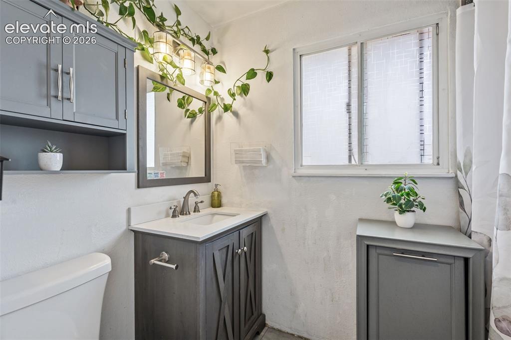Image 20 of 48: Bathroom