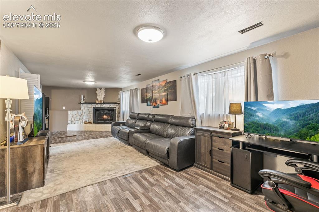 Image 25 of 48: Family Room