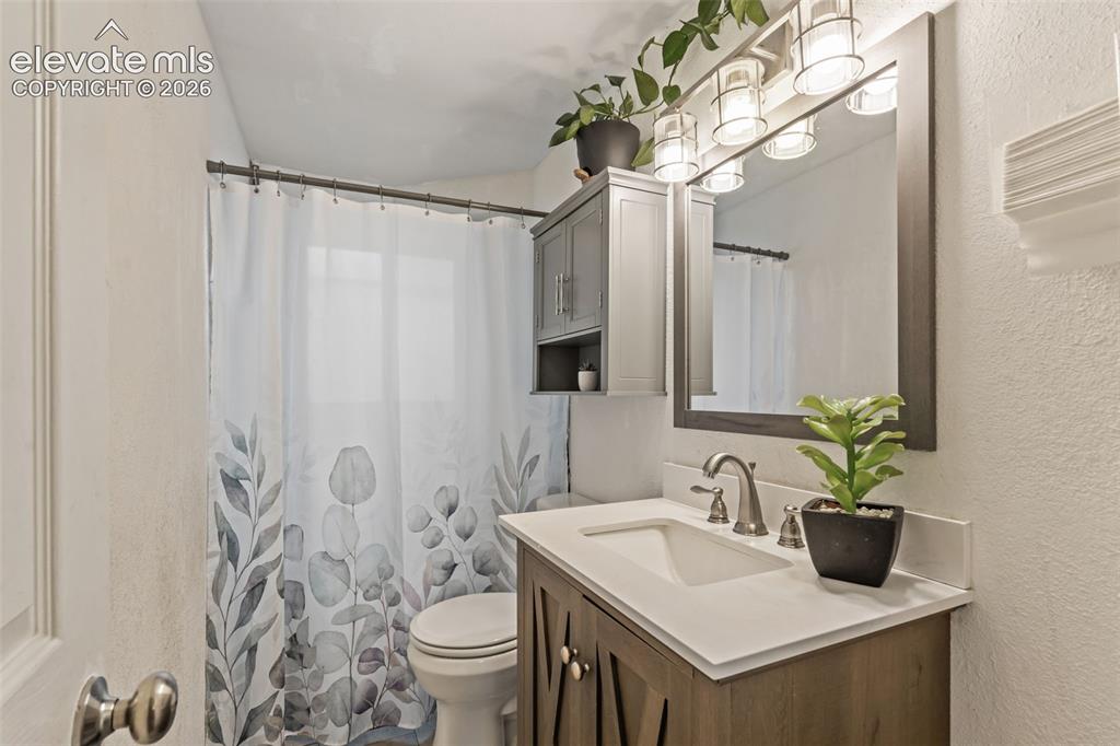 Image 33 of 48: Bathroom