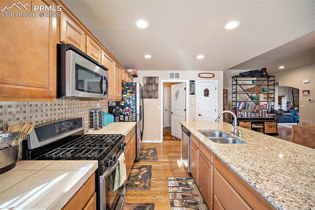 Image 16 of 49: Kitchen