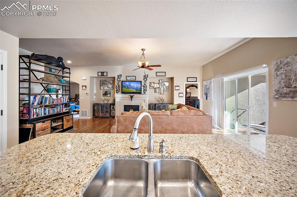 Image 17 of 49: Kitchen