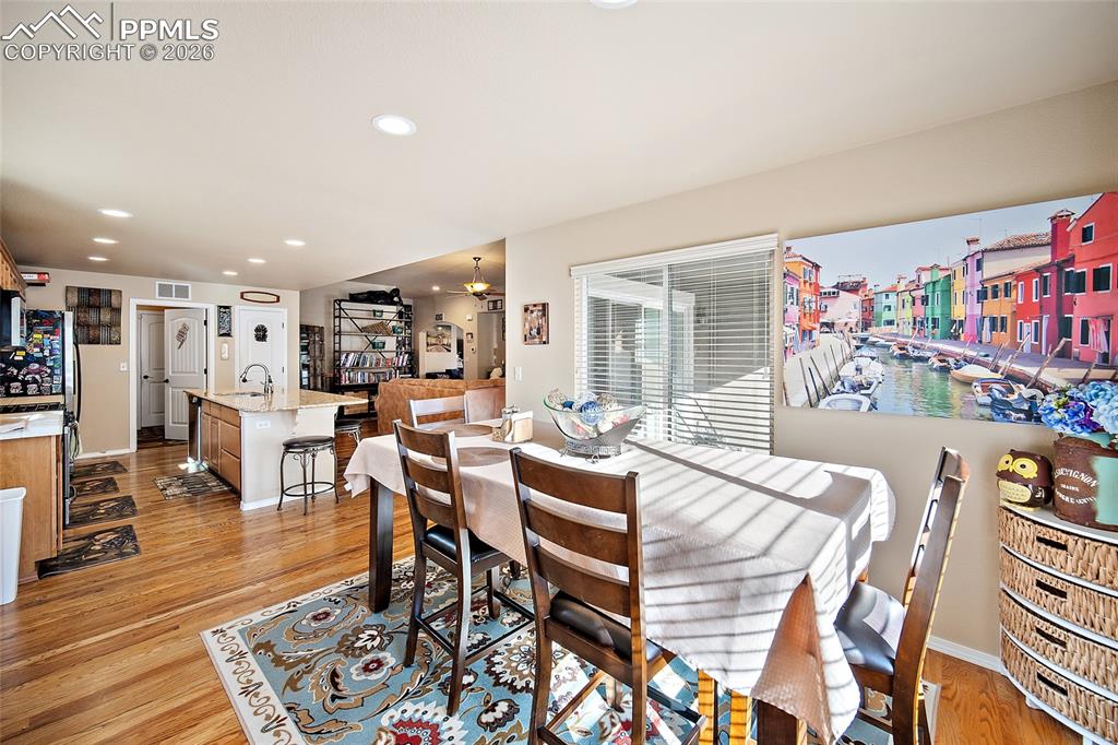 Image 19 of 49: Dining Area