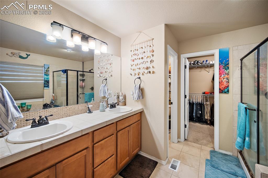 Image 23 of 49: Bathroom