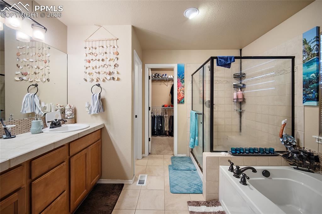 Image 24 of 49: Bathroom