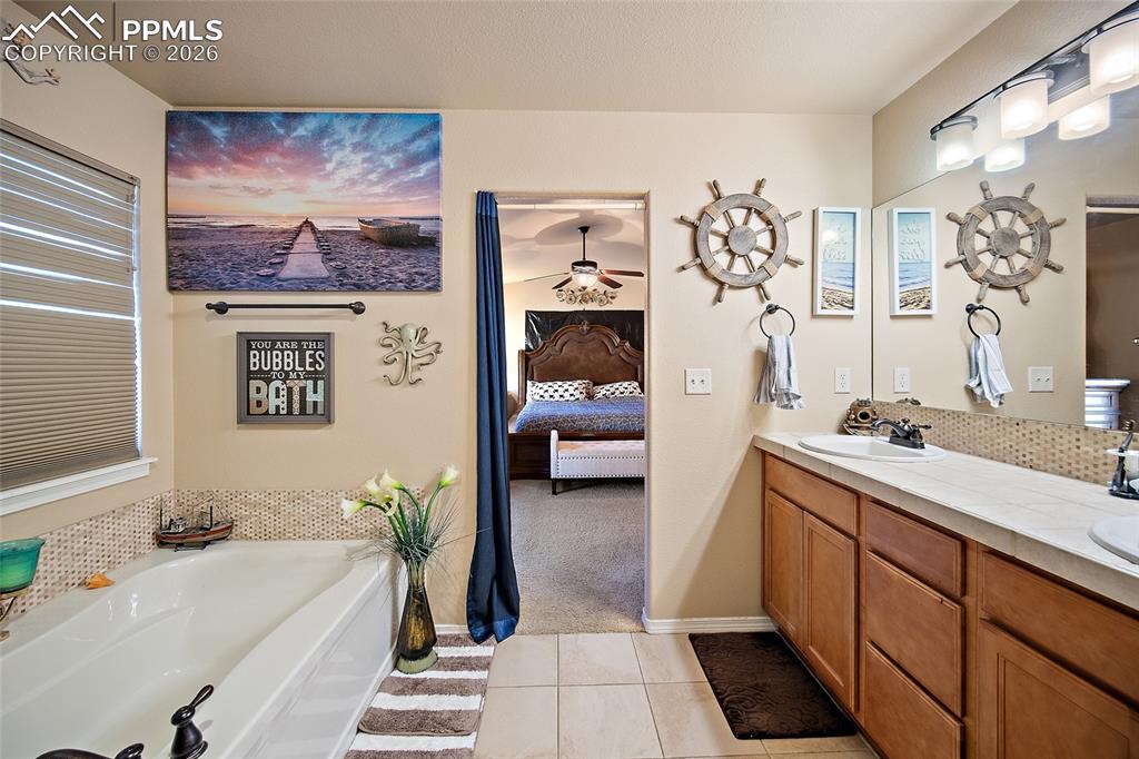 Image 26 of 49: Bathroom