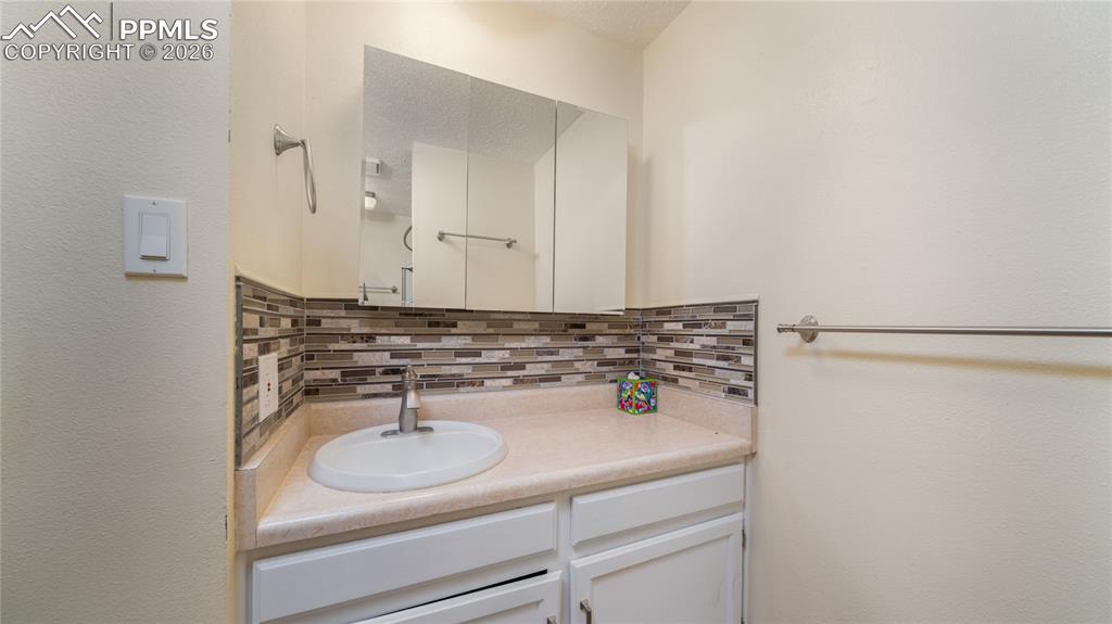 Image 14 of 24: Bathroom