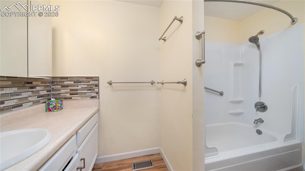 Image 15 of 24: Bathroom