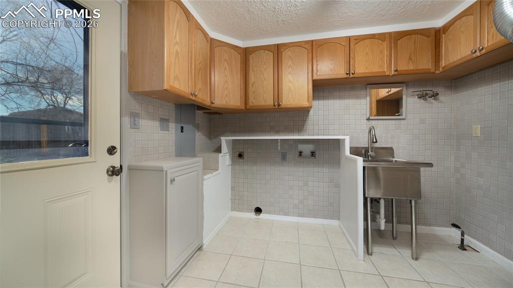 Image 9 of 24: Laundry