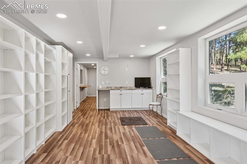 Image 36 of 49: 3 Structure Office space