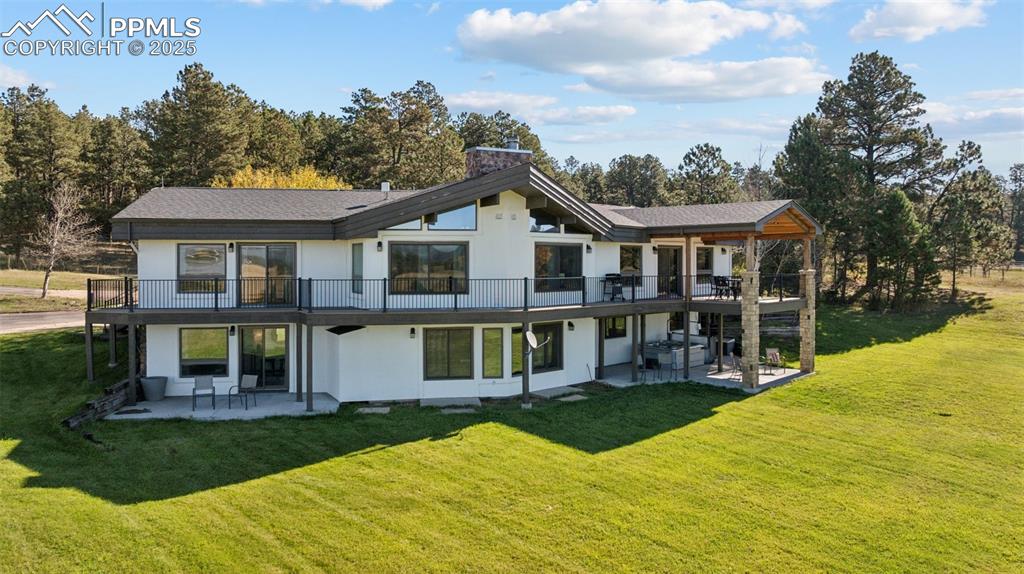 Image 43 of 49: Wraparound deck