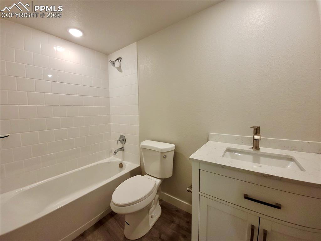 Image 34 of 47: Bathroom
