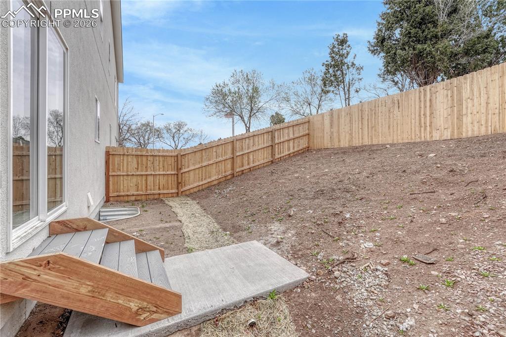 Image 40 of 47: Sizeable back yard, fully fenced