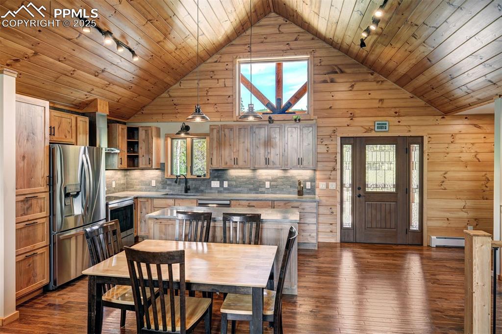 Image 10 of 45: Dining Area