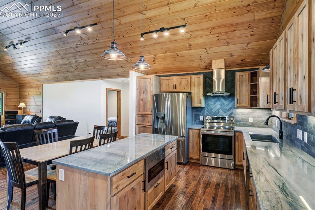 Image 12 of 45: Kitchen