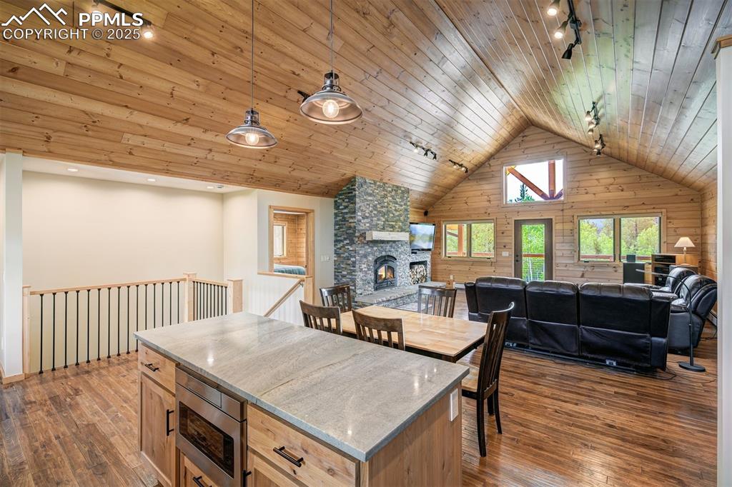 Image 14 of 45: Kitchen