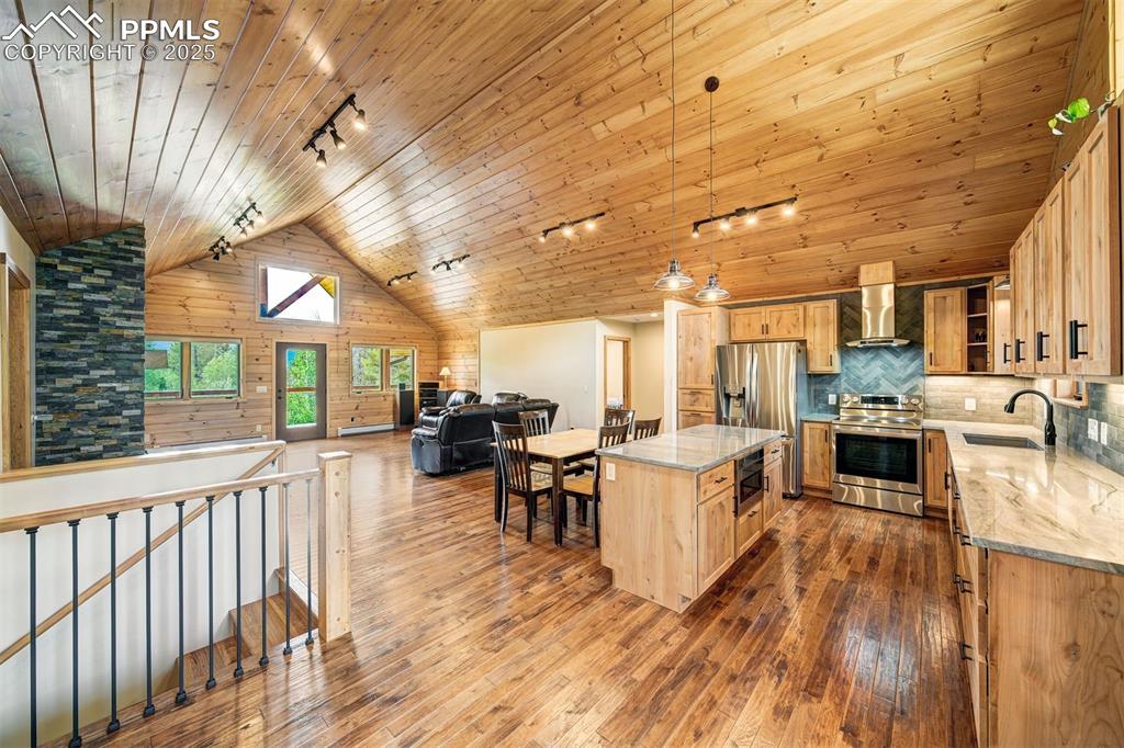 Image 15 of 45: Kitchen