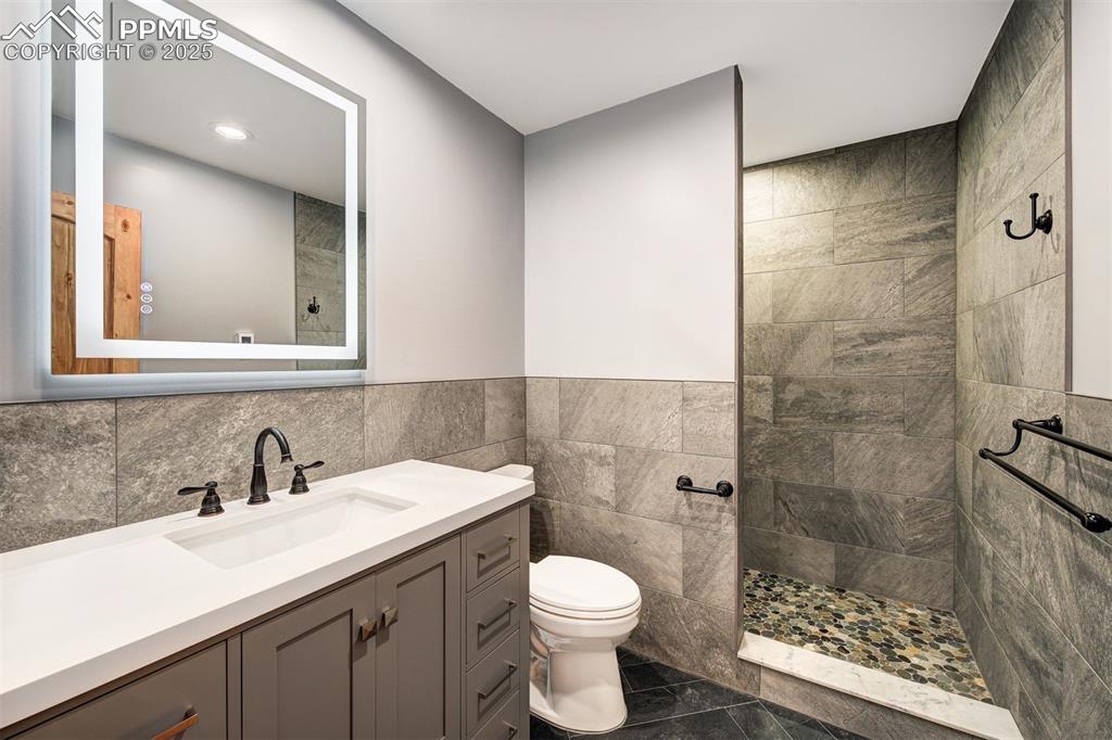 Image 22 of 45: Bathroom