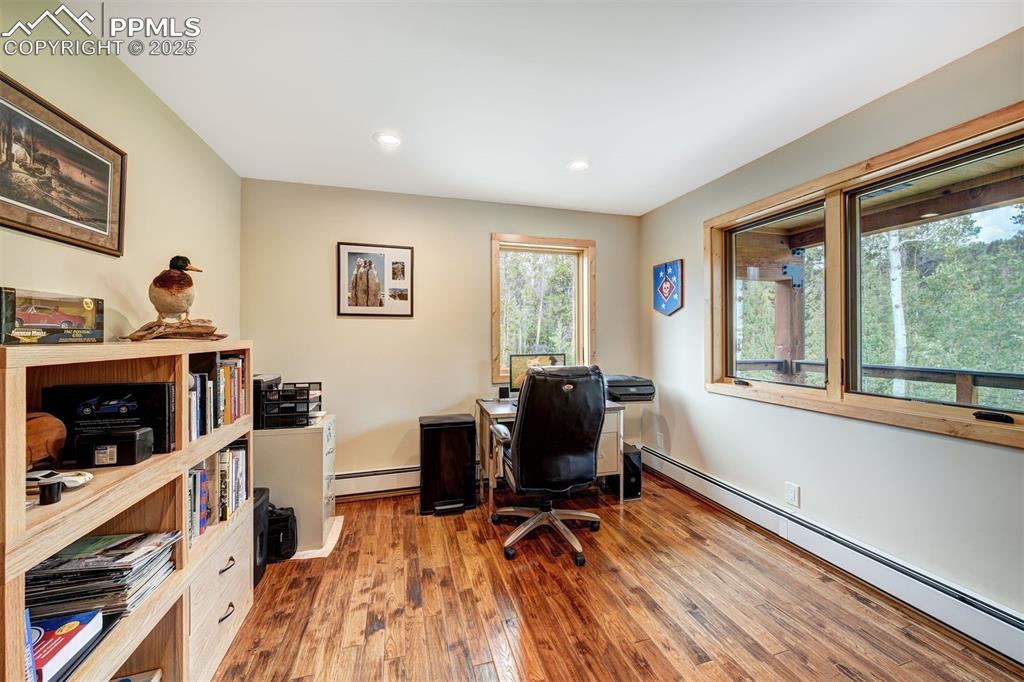 Image 23 of 45: Office