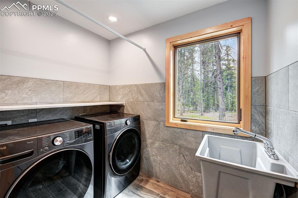 Image 25 of 45: Laundry