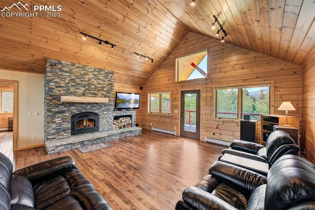 Image 6 of 45: Living Room