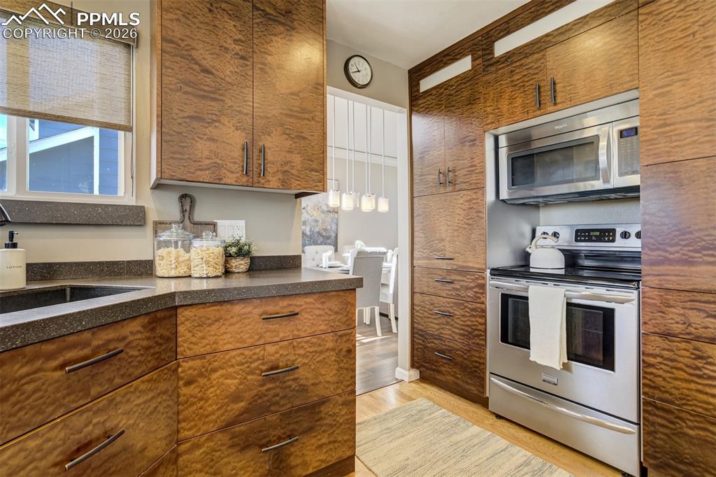 Image 10 of 50: Kitchen